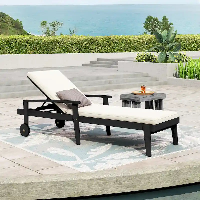 Chaise longue de jardin en bois à roulettes, transat inclinable à dossier réglable pour piscine et terrasse.
