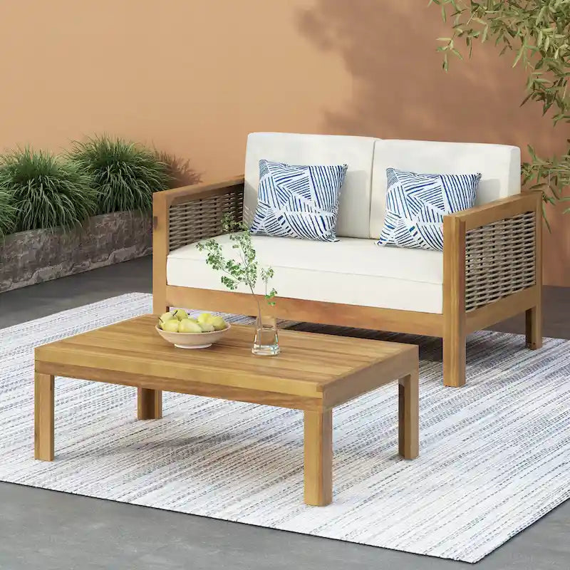 Ensemble de patio Roomfitters en bois d'acacia et osier avec causeuse, coussins et table basse, beige teck