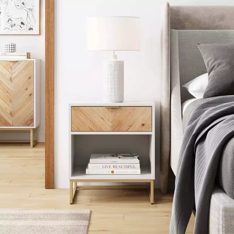 Meuble en bois à chevrons