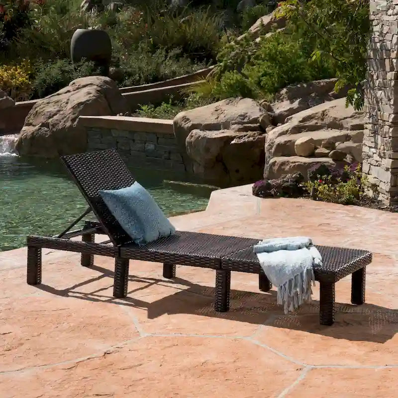 Chaise longue d'extérieur en osier Jamaica par Christopher Knight Home