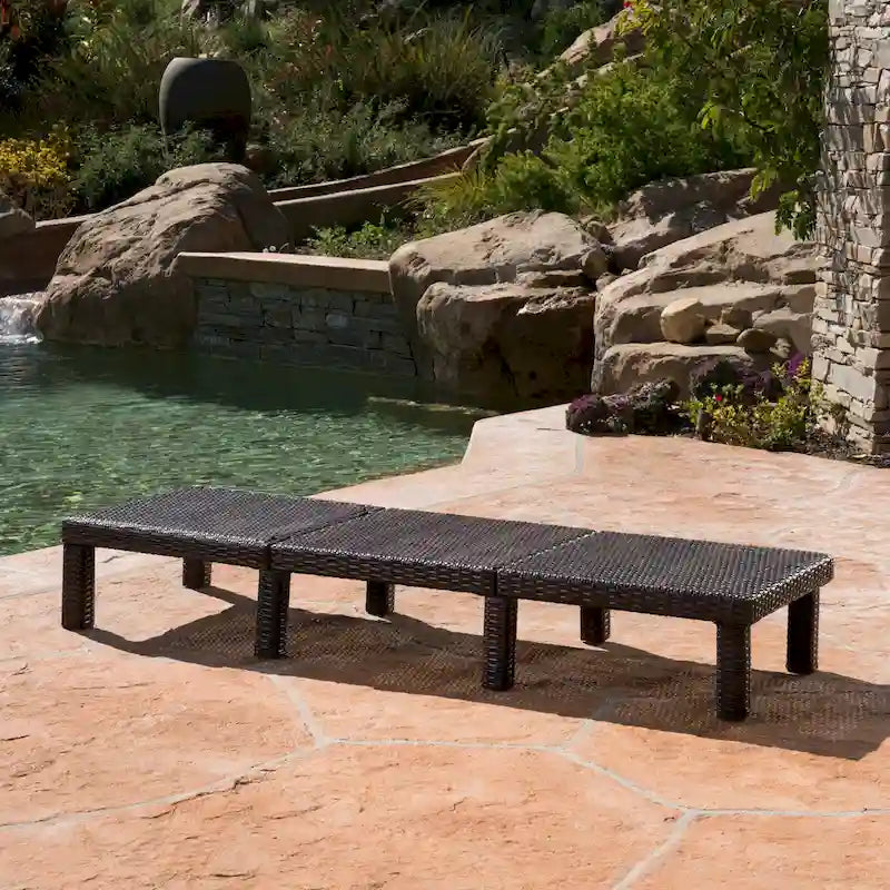 Chaise longue d'extérieur en osier Jamaica par Christopher Knight Home