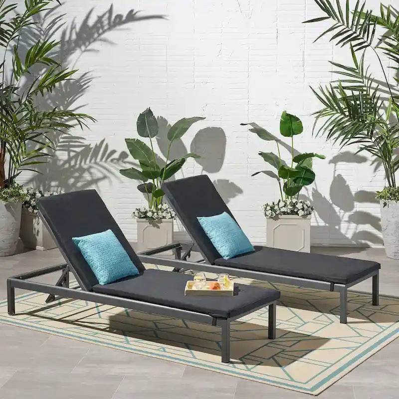 Chaises longues d'extérieur Cape Coral avec coussin (ensemble de 2) par Christopher Knight Home