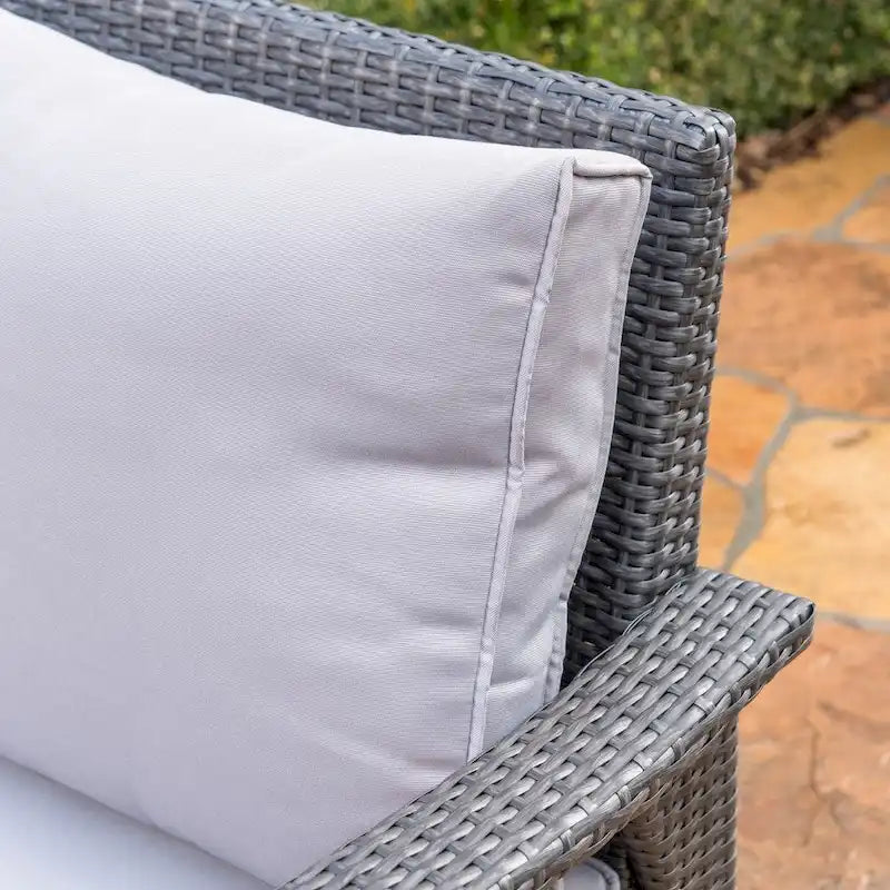 Causeuse d'extérieur en osier Honolulu avec coussins par Christopher Knight Home