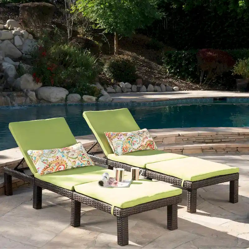 Chaises longues d'extérieur Jamaica avec coussin (lot de 2) par Christopher Knight Home