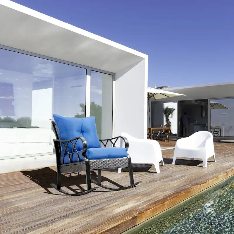 Fauteuil à bascule en rotin Outsunny avec coussins rembourrés, cadre en aluminium, accoudoir pour jardin, terrasse et arrière-cour, bleu
