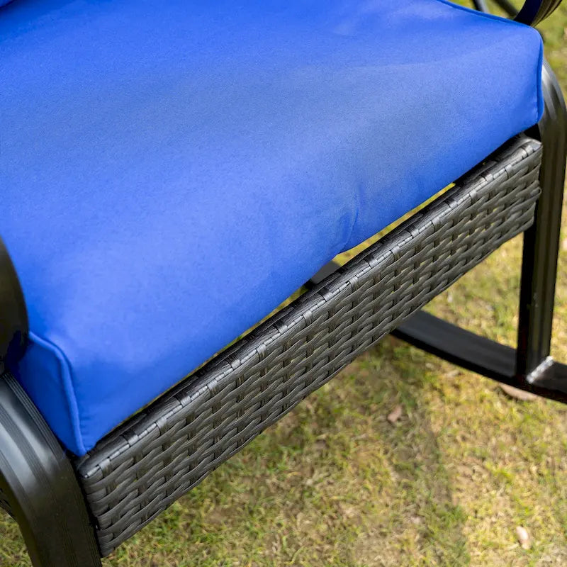 Fauteuil à bascule en rotin Outsunny avec coussins rembourrés, cadre en aluminium, accoudoir pour jardin, terrasse et arrière-cour, bleu