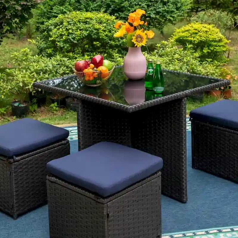 Ensemble table à manger d'extérieur et pouf PHI VILLA avec coussins