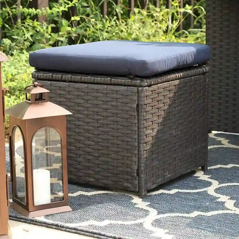 Ensemble table à manger d'extérieur et pouf PHI VILLA avec coussins