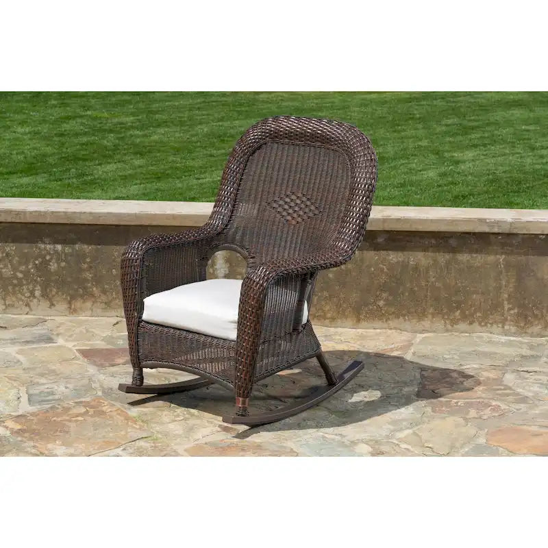 Chaise berçante d'extérieur en osier Sea Pines avec coussin