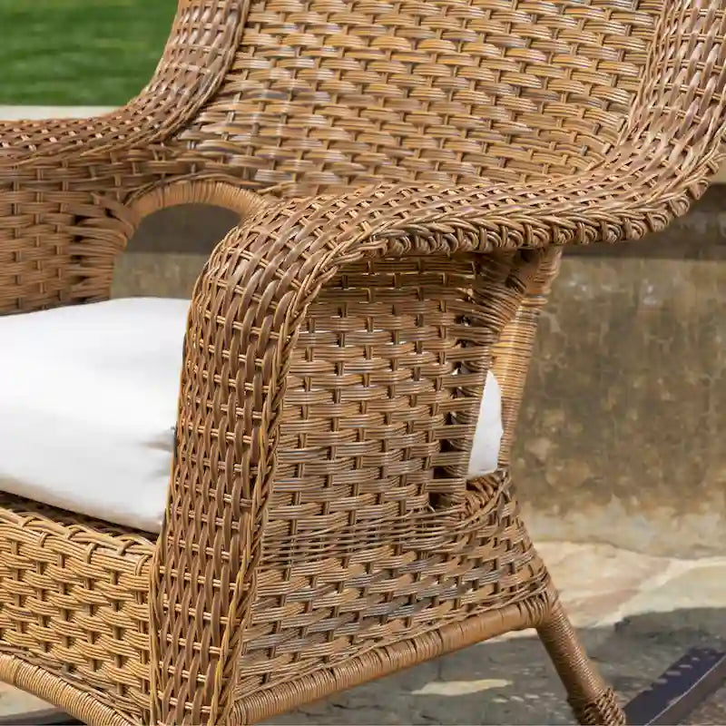 Chaise berçante d'extérieur en osier Sea Pines avec coussin