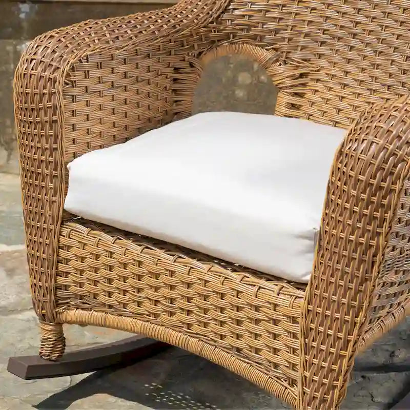 Chaise berçante d'extérieur en osier Sea Pines avec coussin