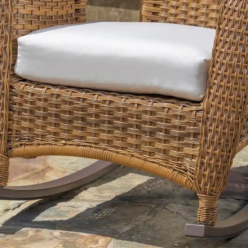 Chaise berçante d'extérieur en osier Sea Pines avec coussin