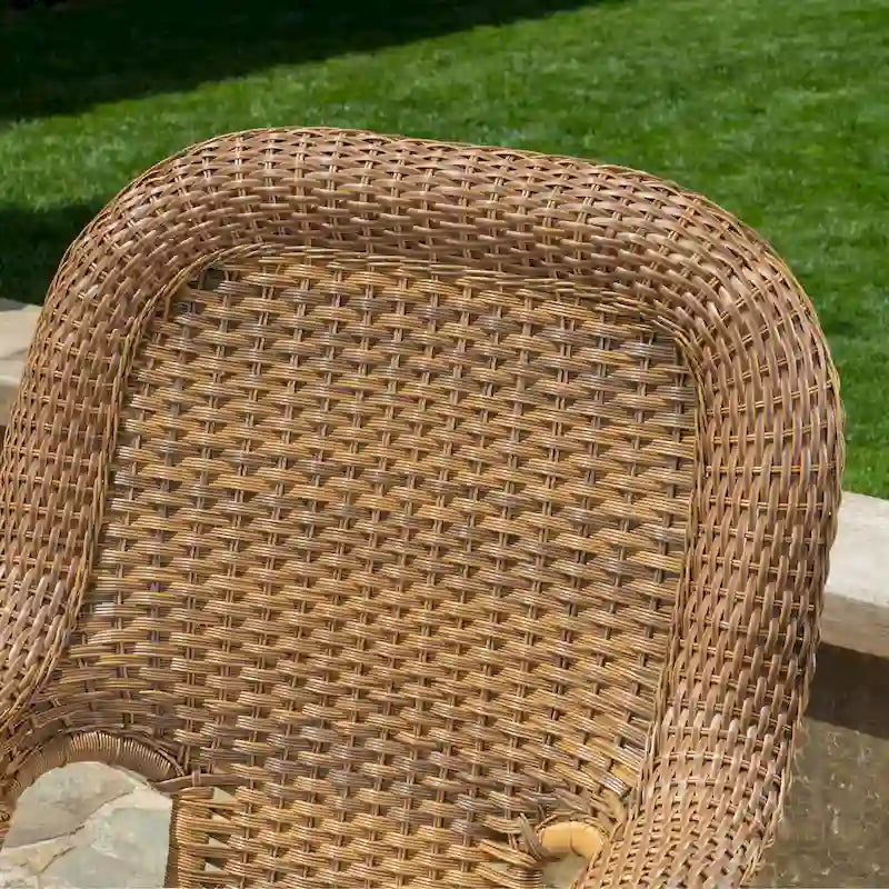 Chaise berçante d'extérieur en osier Sea Pines avec coussin