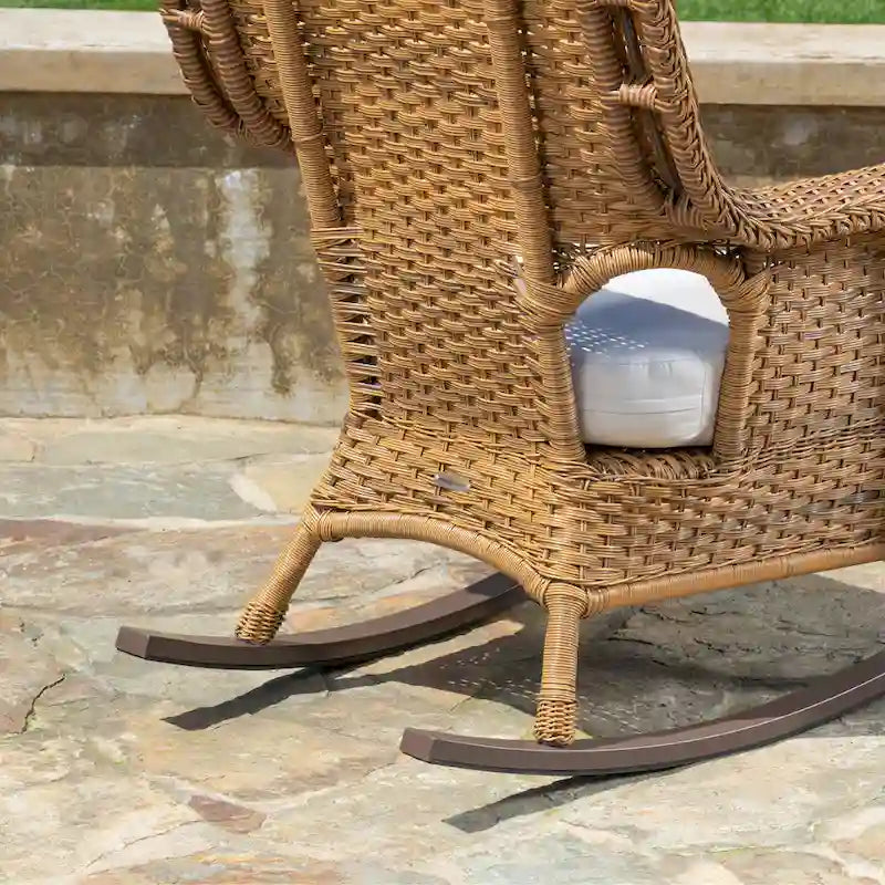 Chaise berçante d'extérieur en osier Sea Pines avec coussin