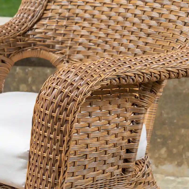 Chaise berçante d'extérieur en osier Sea Pines avec coussin