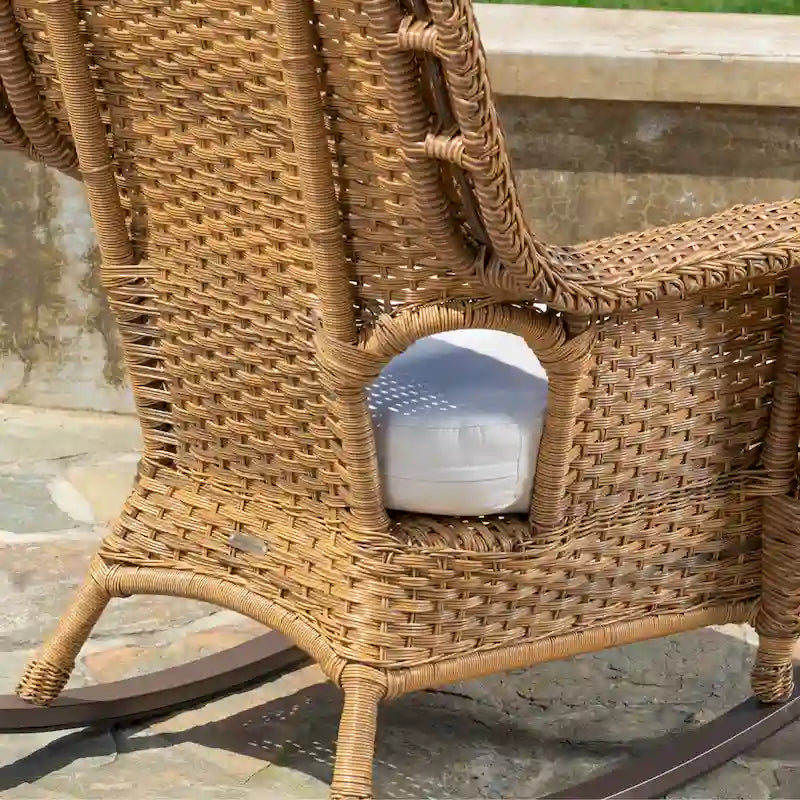 Chaise berçante d'extérieur en osier Sea Pines avec coussin