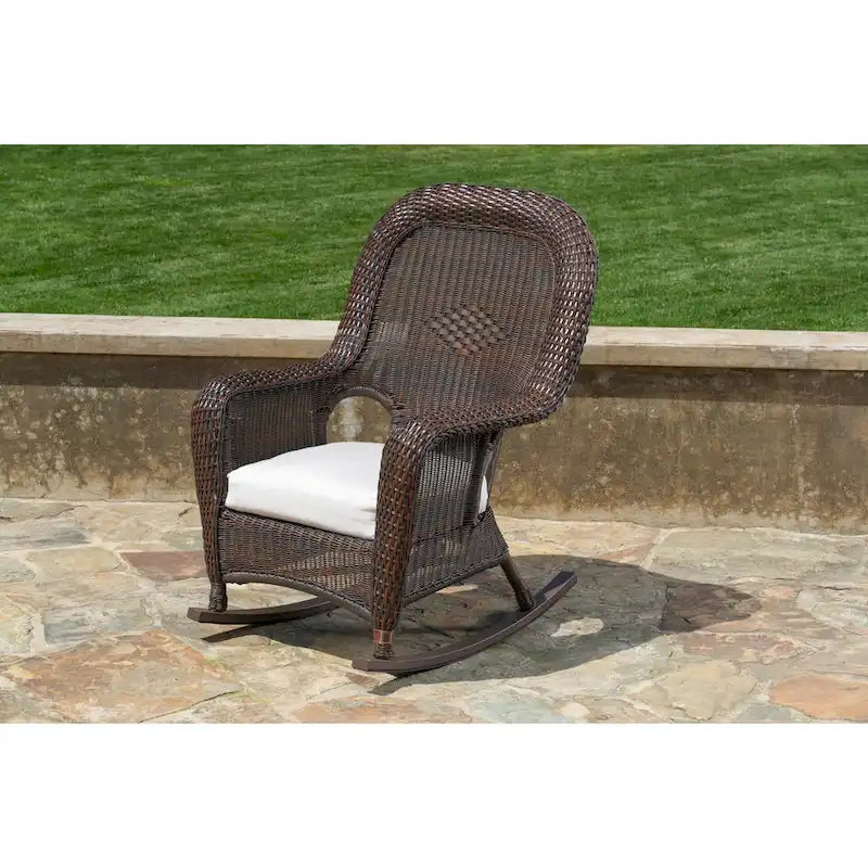 Chaise berçante d'extérieur en osier Sea Pines avec coussin
