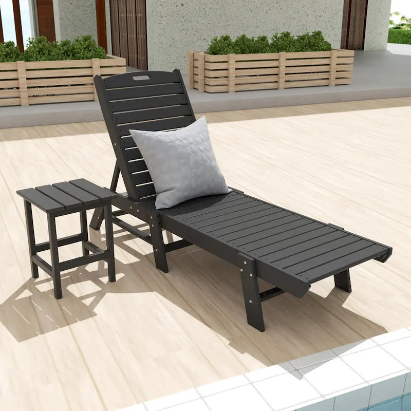 Chaises longues inclinables sans accoudoirs Polytrends Laguna en PEHD pour terrasse ou piscine, toutes saisons, avec table d'appoint (ensemble de 2 pièces)