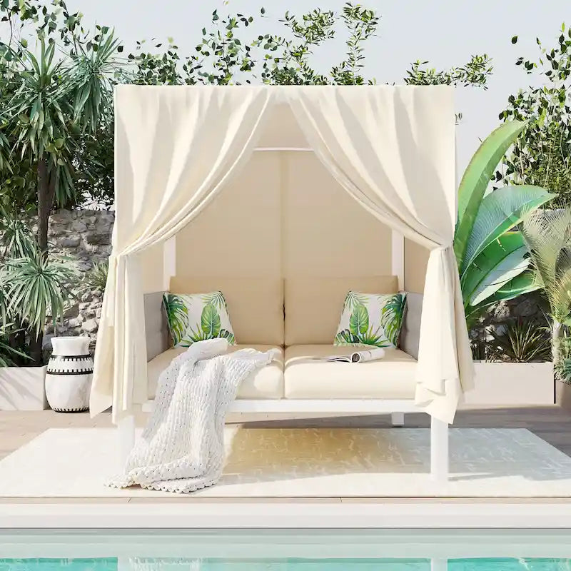 Chaise longue de jardin avec rideaux