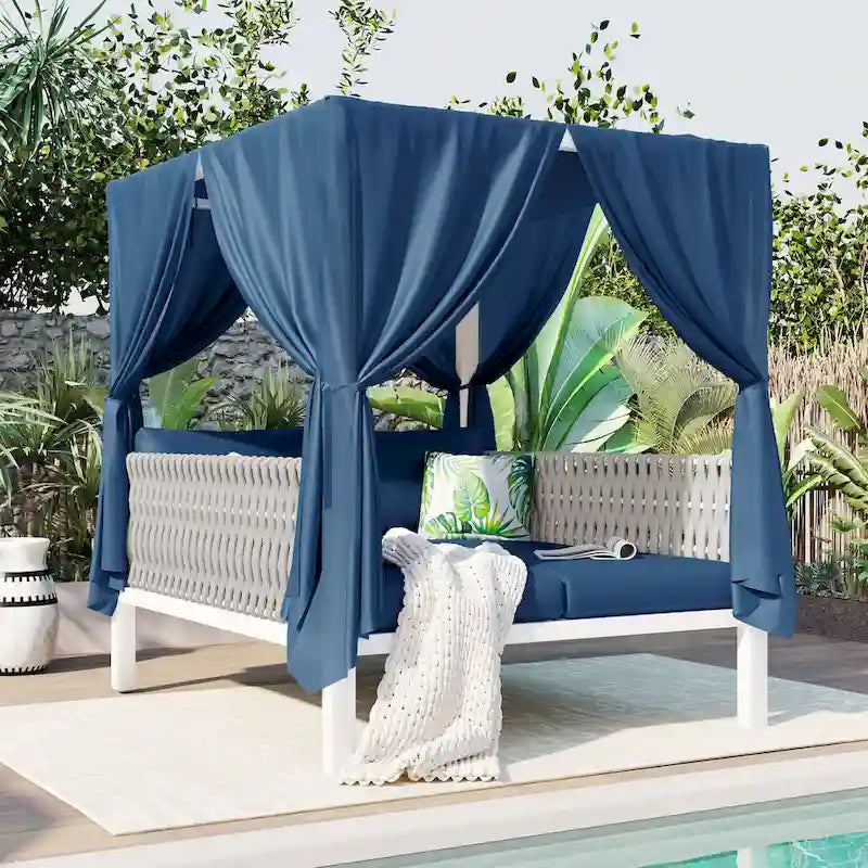 Chaise longue de jardin avec rideaux