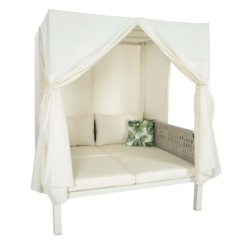 Chaise longue de jardin avec rideaux