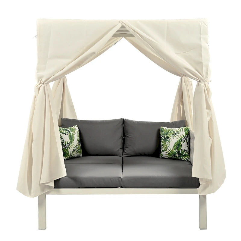 Chaise longue de jardin avec rideaux
