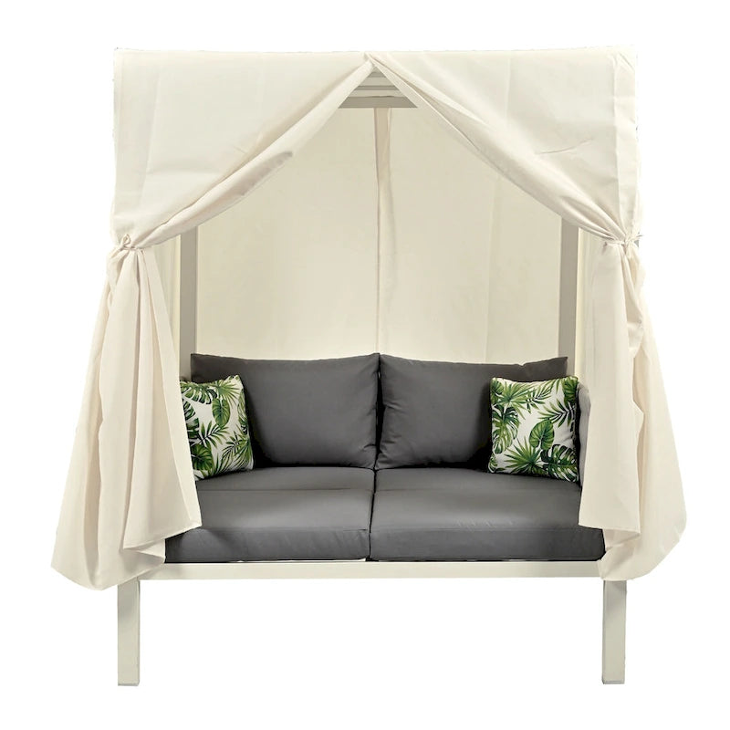 Chaise longue de jardin avec rideaux