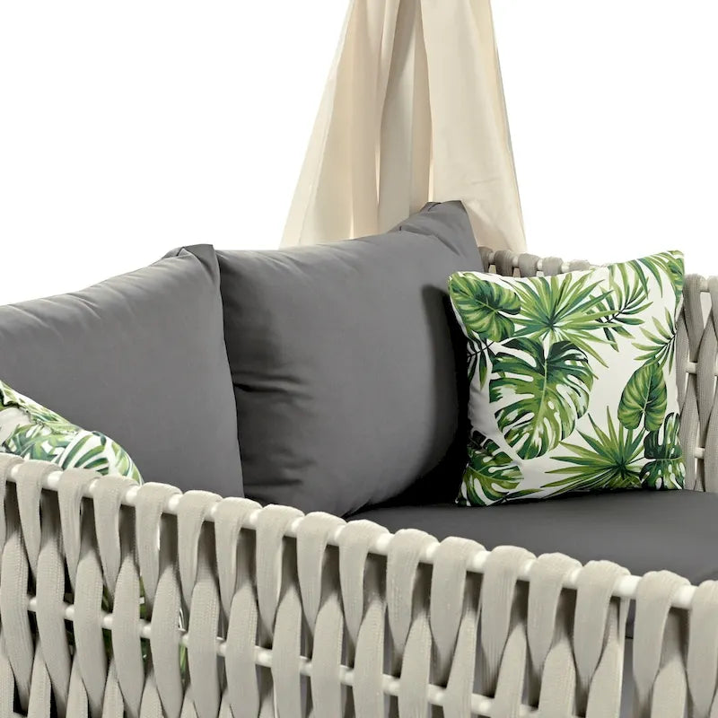 Chaise longue de jardin avec rideaux