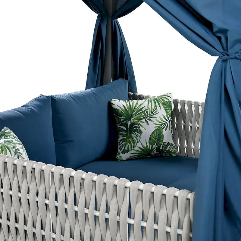 Chaise longue de jardin avec rideaux
