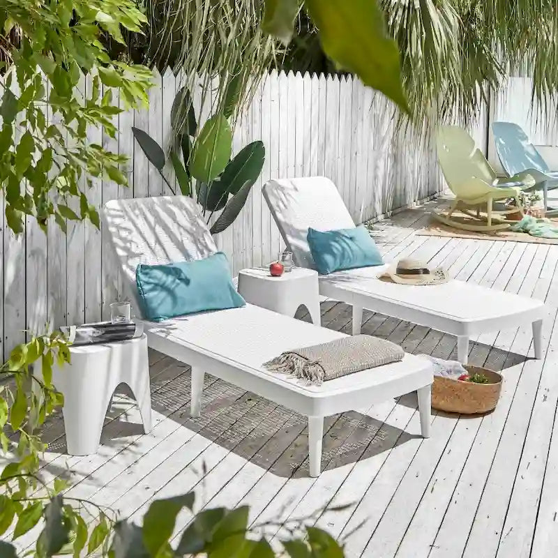 Ensemble chaise longue d'extérieur en résine Tahiti avec 2 tables d'appoint