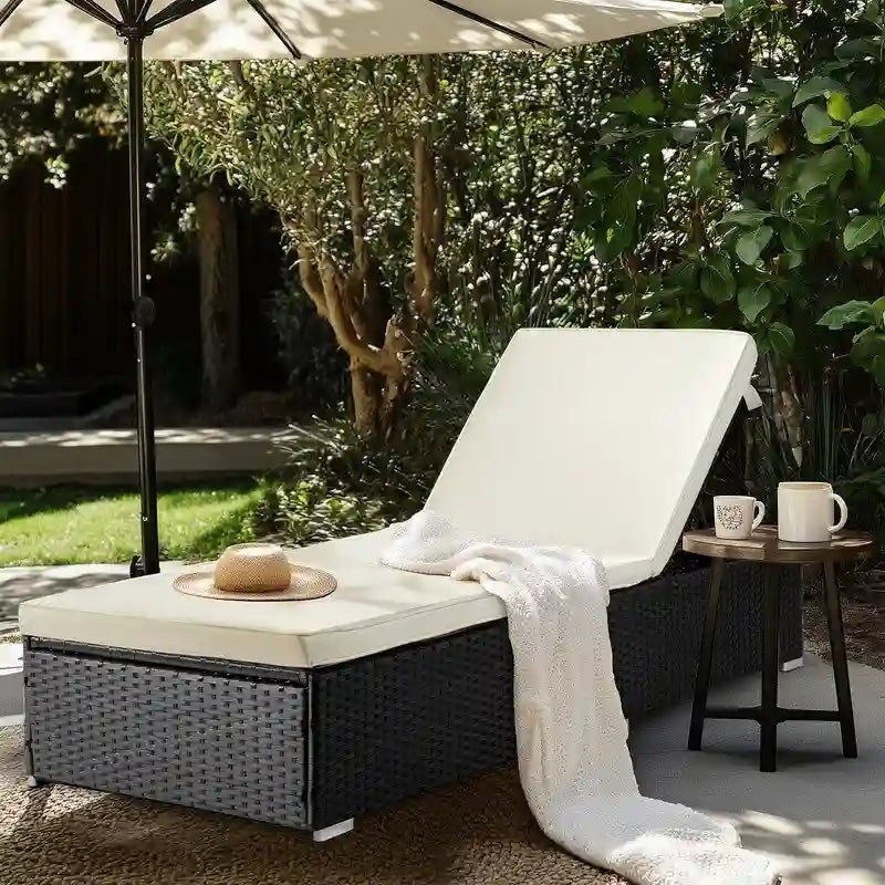 Chaise longue individuelle en osier d'extérieur avec coussin