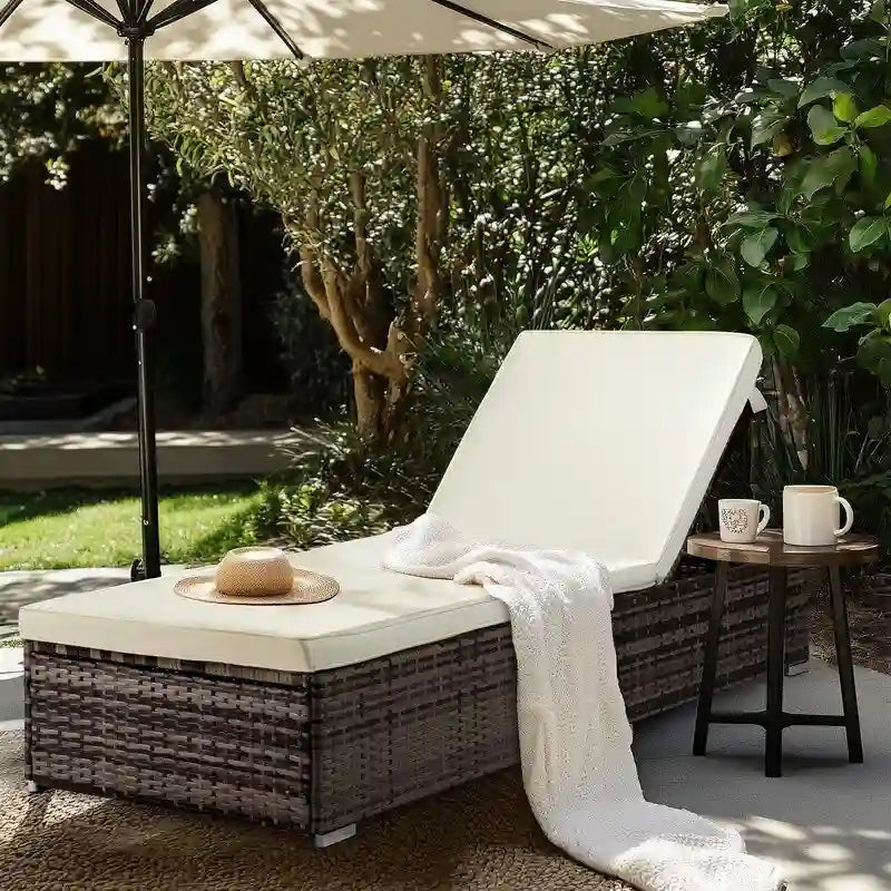 Chaise longue individuelle en osier d'extérieur avec coussin