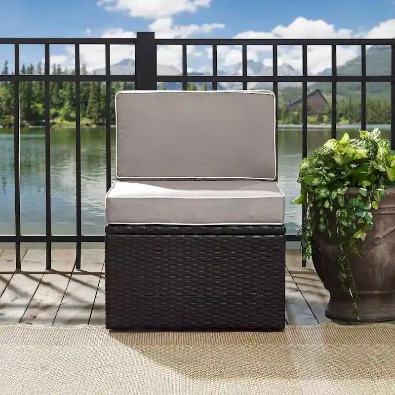 Chaise centrale en osier d'extérieur Palm Harbor marron avec coussins gris - 30,5 H x 23 L x 26,5 P