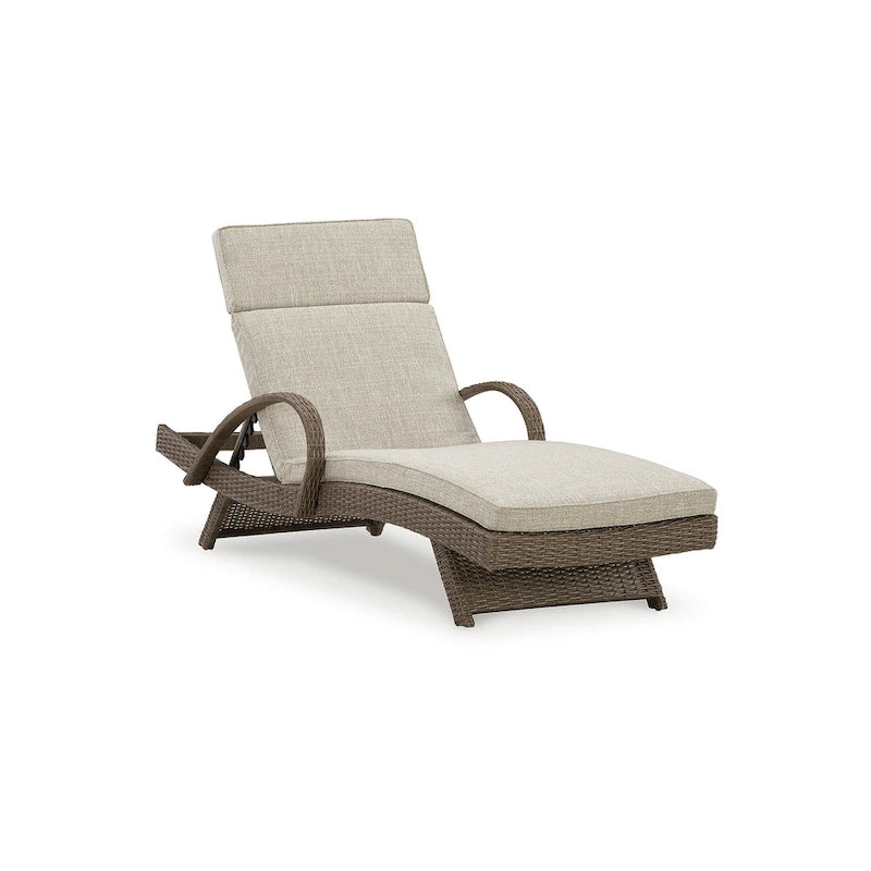 Chaise longue d'extérieur beige Beachcroft de Signature Design by Ashley avec coussin – 30,13 larg. x 79,38 prof. x 39,75 haut.