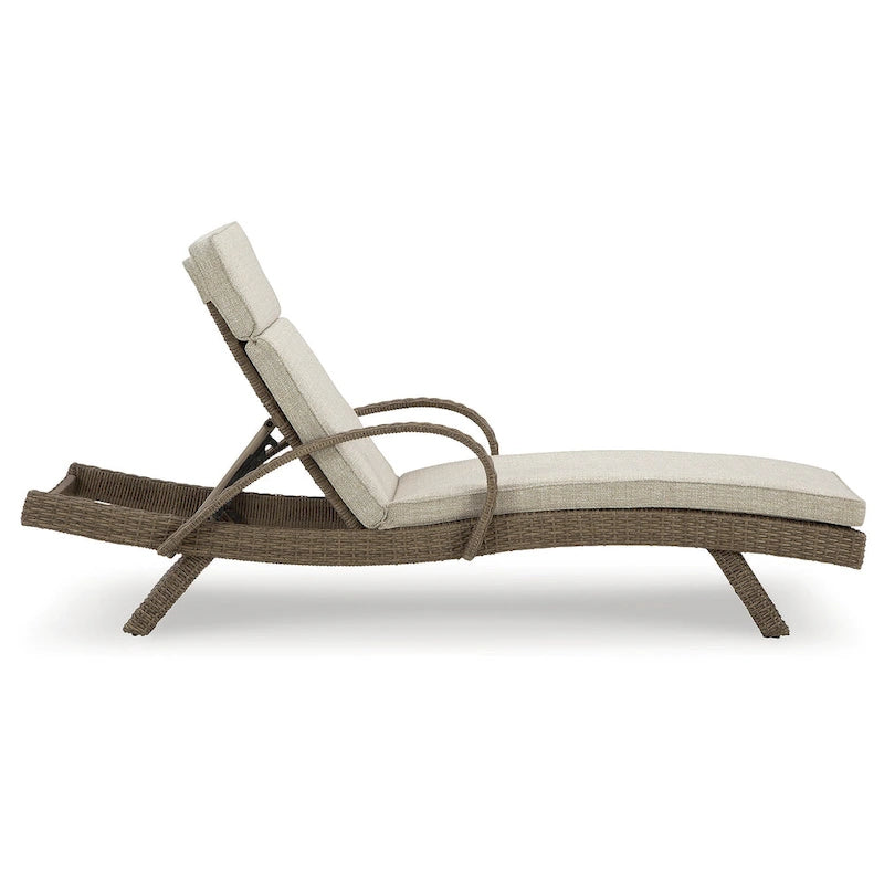 Chaise longue d'extérieur beige Beachcroft de Signature Design by Ashley avec coussin – 30,13 larg. x 79,38 prof. x 39,75 haut.