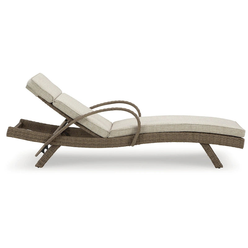 Chaise longue d'extérieur beige Beachcroft de Signature Design by Ashley avec coussin – 30,13 larg. x 79,38 prof. x 39,75 haut.