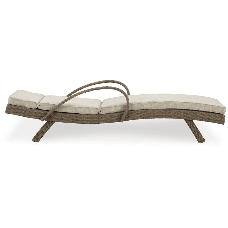 Chaise longue d'extérieur beige Beachcroft de Signature Design by Ashley avec coussin – 30,13 larg. x 79,38 prof. x 39,75 haut.