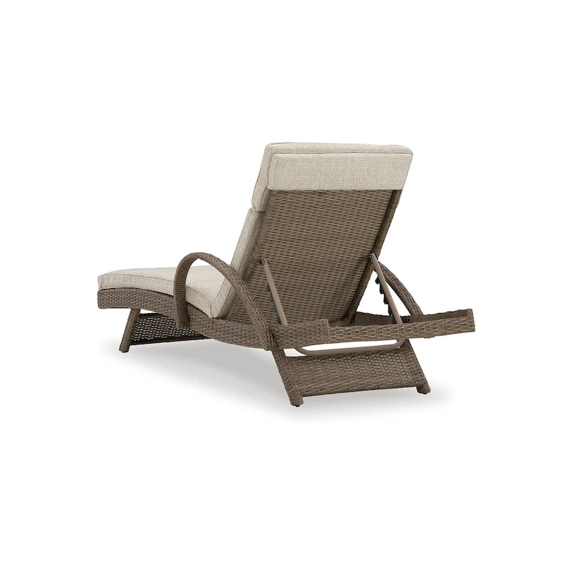 Chaise longue d'extérieur beige Beachcroft de Signature Design by Ashley avec coussin – 30,13 larg. x 79,38 prof. x 39,75 haut.