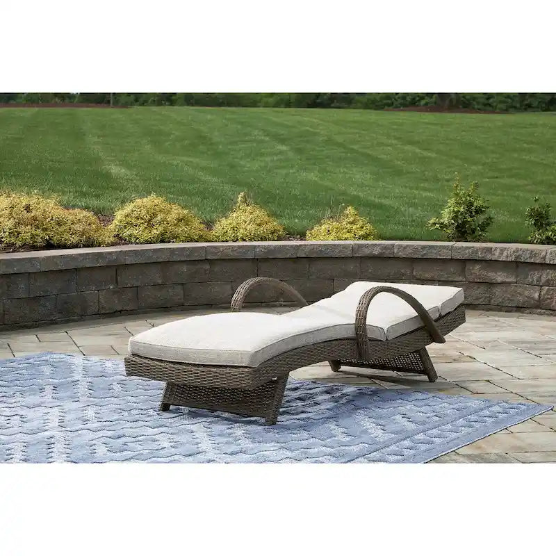 Chaise longue d'extérieur beige Beachcroft de Signature Design by Ashley avec coussin – 30,13 larg. x 79,38 prof. x 39,75 haut.