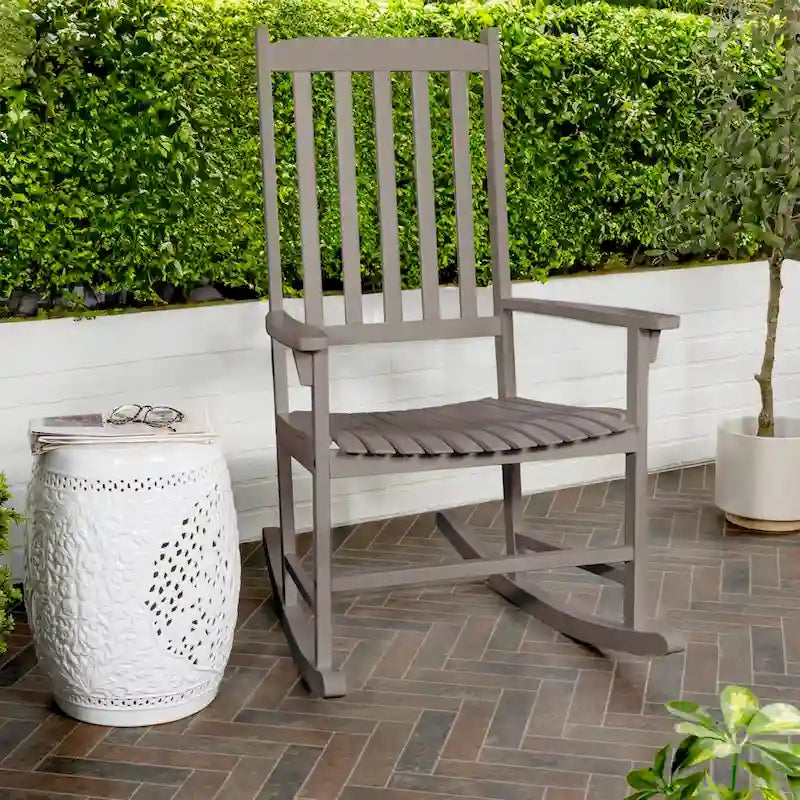 Chaise à bascule d'extérieur Parker Farmhouse Classic Slat-Back en bois d'acacia, supportant 158 kg, par JONATHAN Y