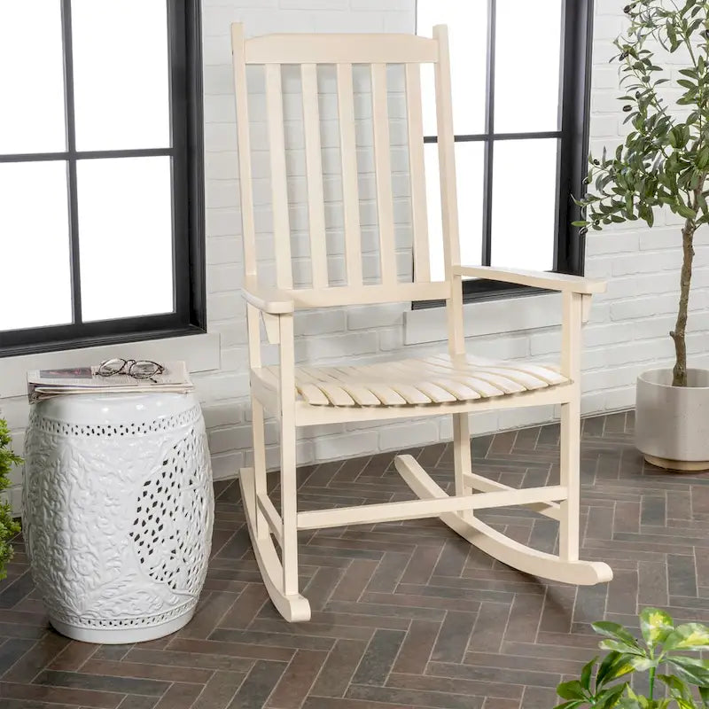 Chaise à bascule d'extérieur Parker Farmhouse Classic Slat-Back en bois d'acacia, supportant 158 kg, par JONATHAN Y
