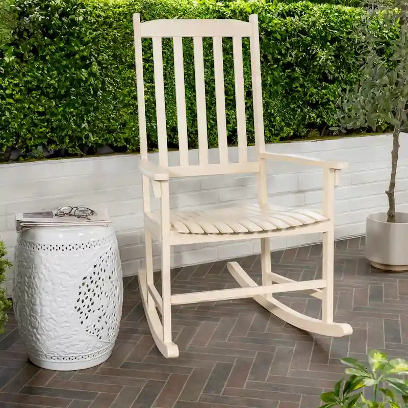 Chaise à bascule d'extérieur Parker Farmhouse Classic Slat-Back en bois d'acacia, supportant 158 kg, par JONATHAN Y