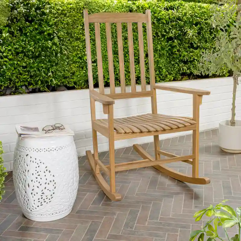Chaise à bascule d'extérieur Parker Farmhouse Classic Slat-Back en bois d'acacia, supportant 158 kg, par JONATHAN Y