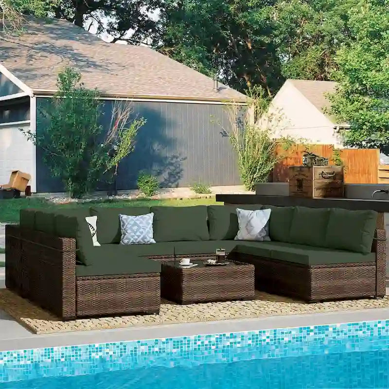 Ensemble sectionnel d'extérieur Patio Watcher en rotin 8 places avec coussins et table basse