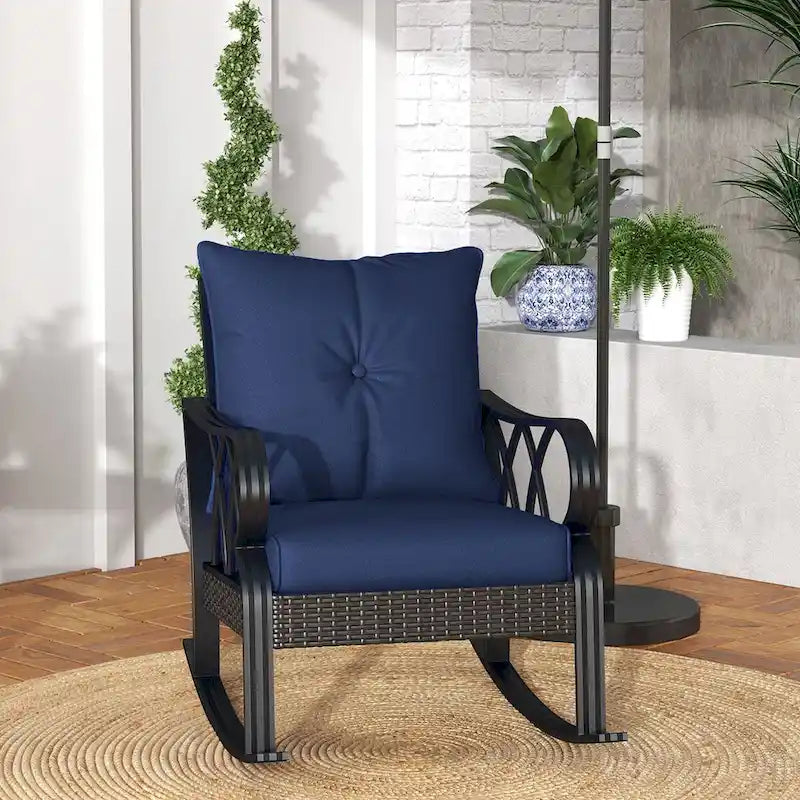Chaise berçante d'extérieur en osier, avec coussins rembourrés et accoudoirs