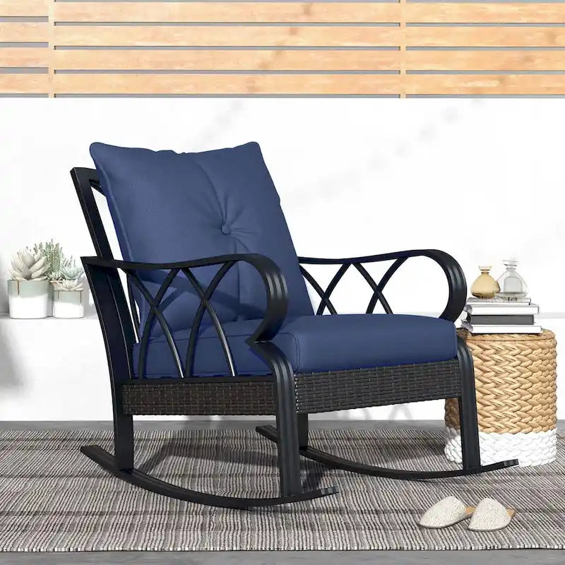 Chaise berçante d'extérieur en osier, avec coussins rembourrés et accoudoirs