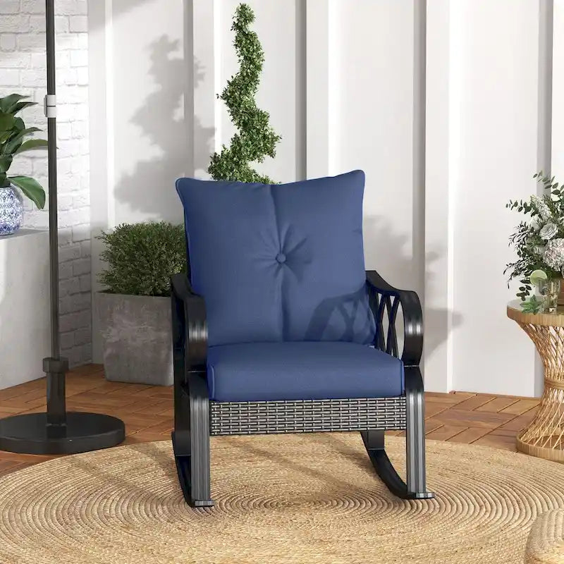 Chaise berçante d'extérieur en osier, avec coussins rembourrés et accoudoirs