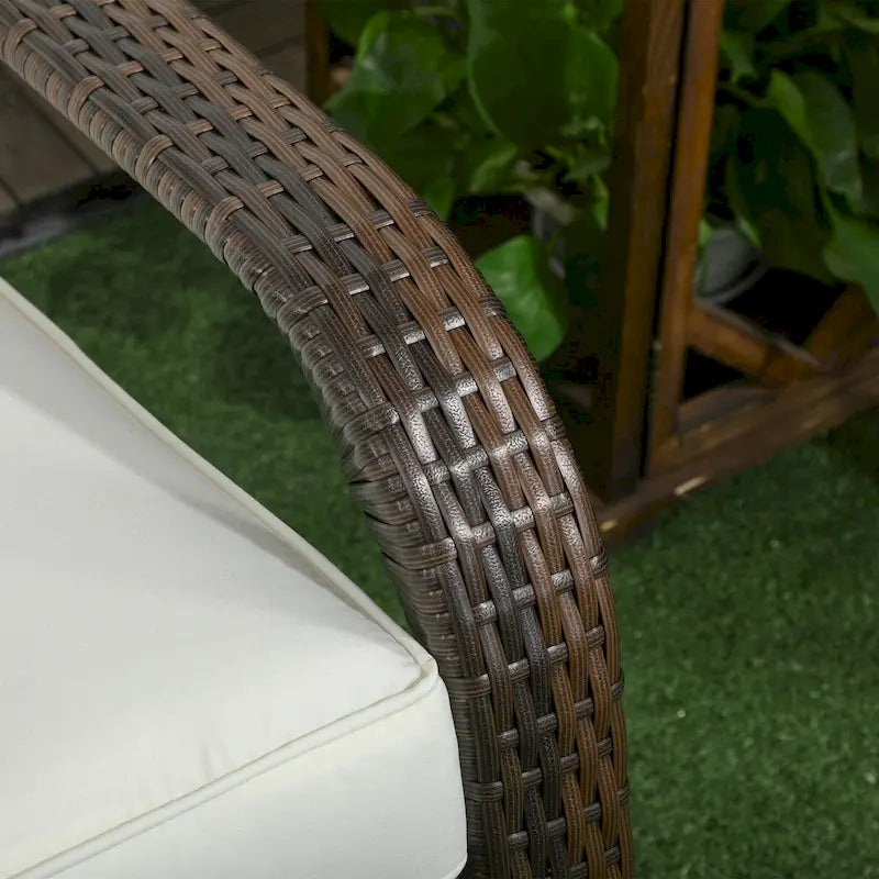 Chaise Adirondack en osier pour patio avec coussins moelleux, dossier incurvé haut et accoudoirs confortables