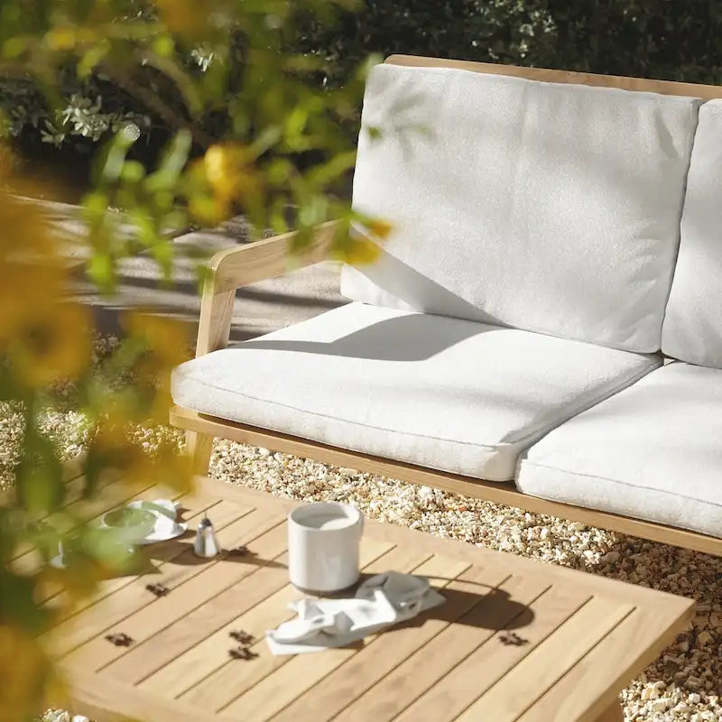 Salon de jardin en bois d'acacia, table basse et banquette avec coussins
