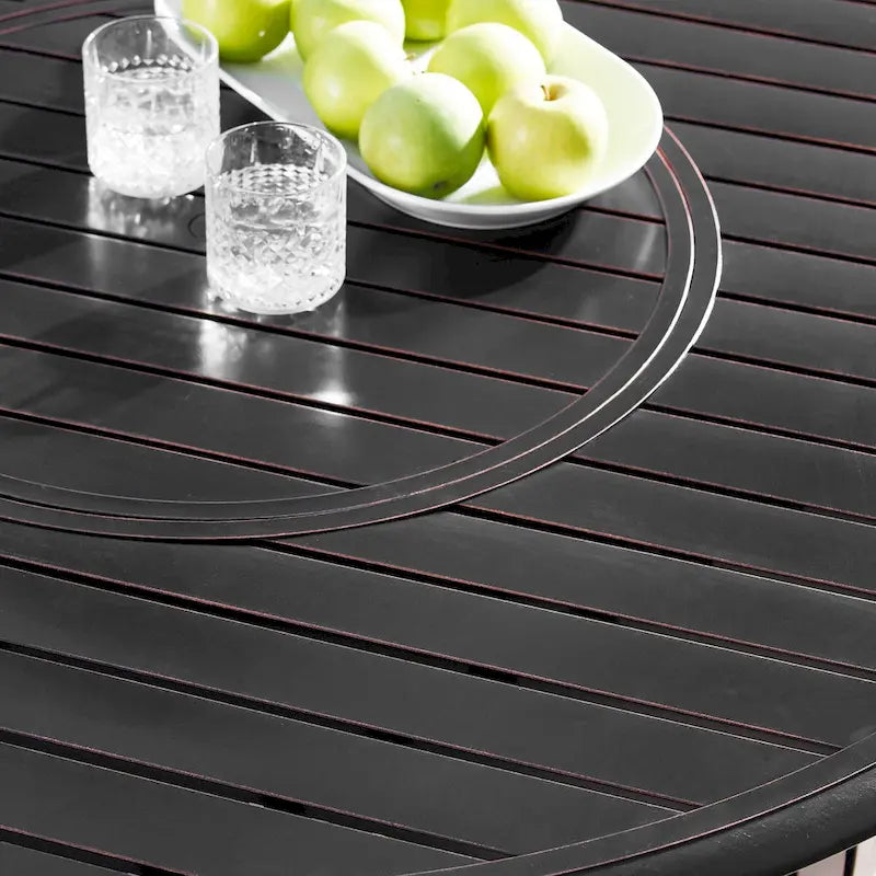 Ensemble de table à feu de 44 po en aluminium avec quatre fauteuils pivotants à bascule et accessoires